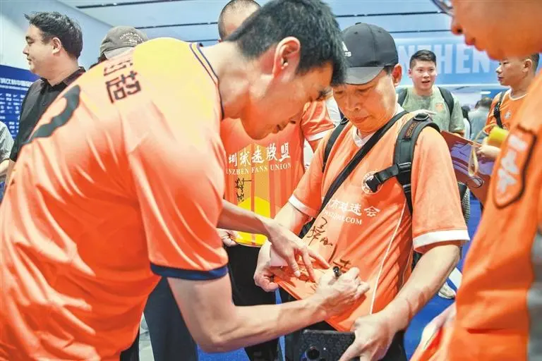 圳体育场, 恤穿在身上