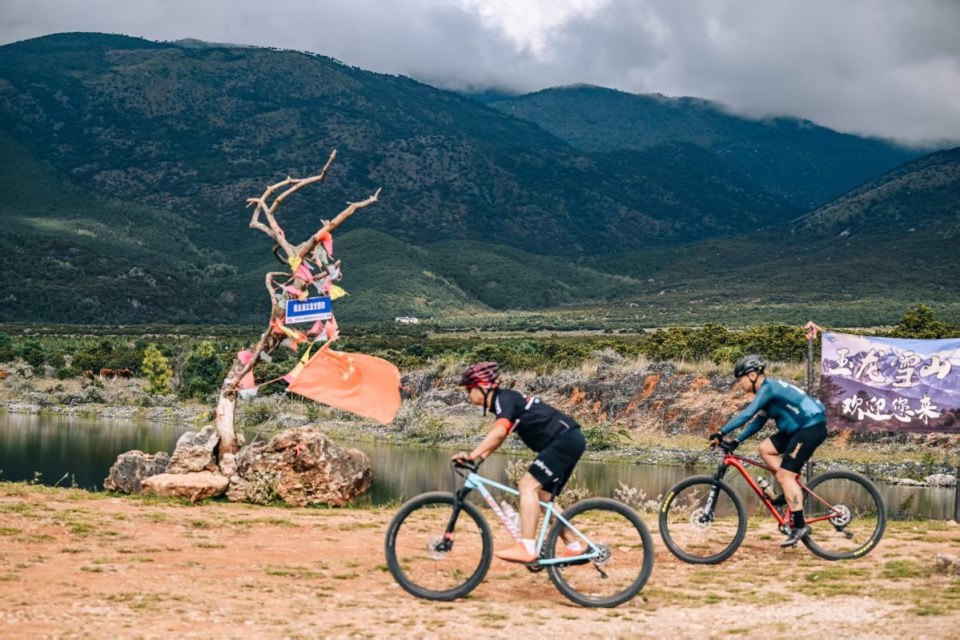 om, 向山而行体, 文体旅共兴 om, 向山而行体, 文体旅共兴