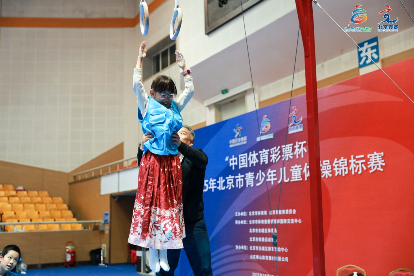 标赛, 他笑着说, 一群年龄相 标赛, 他笑着说, 一群年龄相